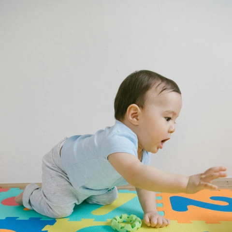 baby leger på måtte