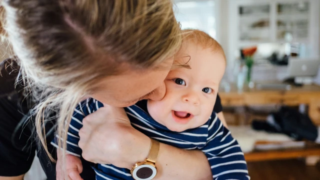 mor kysser barn på kinden