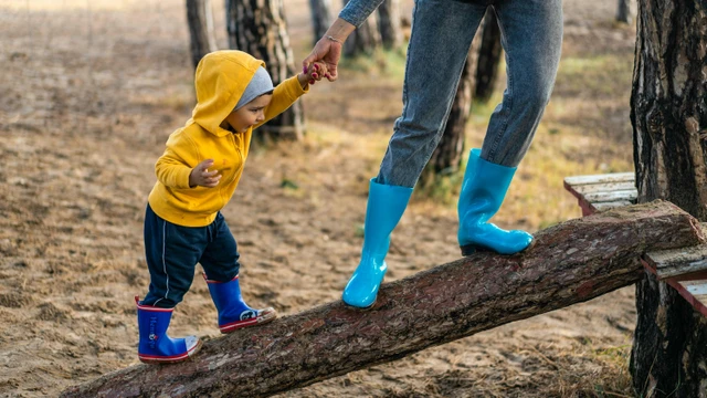 barn balancerer på gren