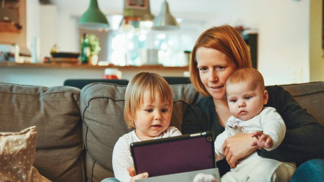 mor og 2 børn med ipad