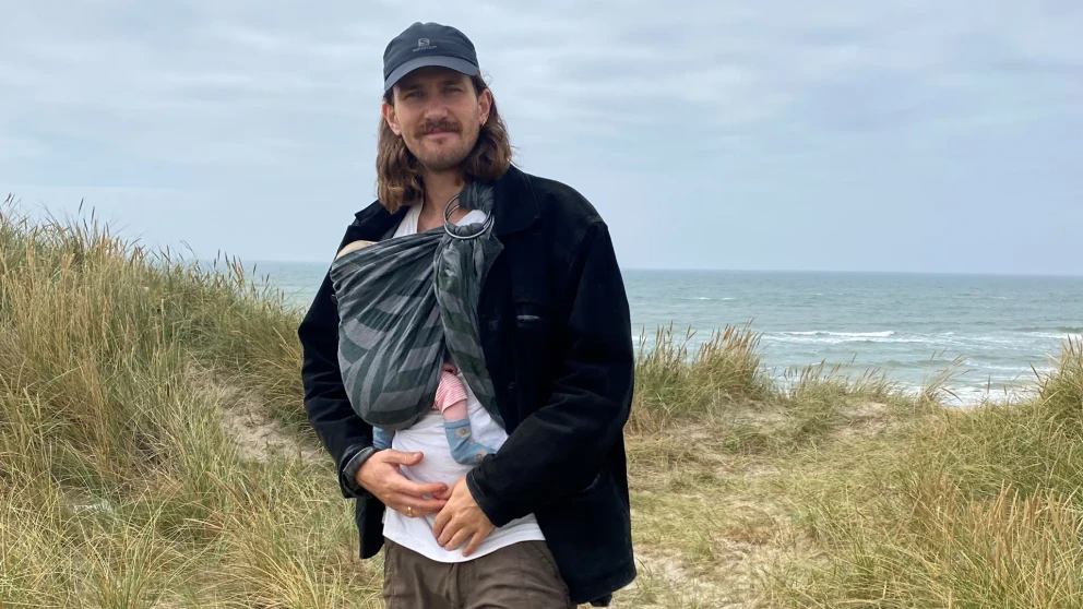 far med baby i klitterne