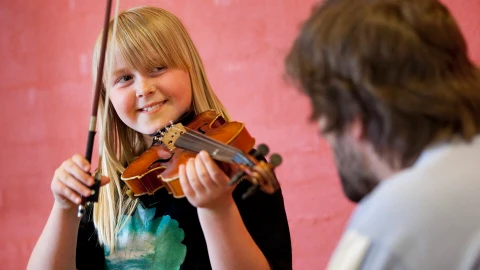 pige spiller violin