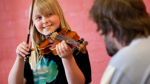 pige spiller violin