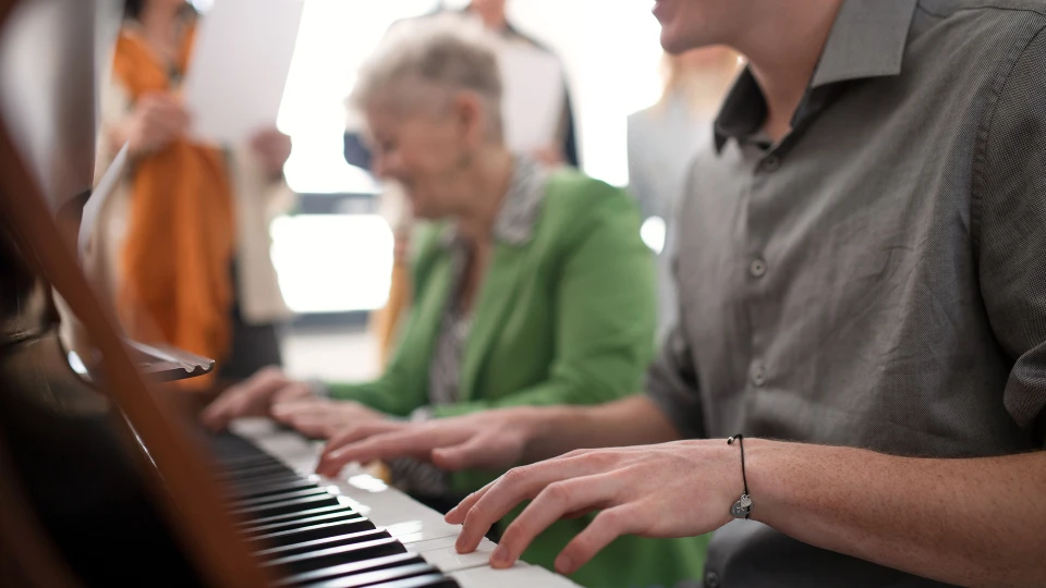 Nærbillede af hænder på piano