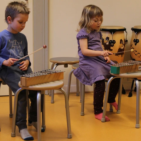 Børn spiller musik