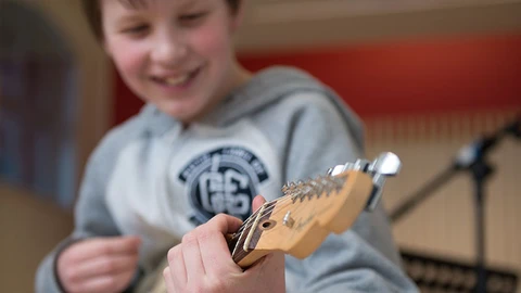 Dreng spiller elguitar