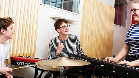 Unge spiller musik