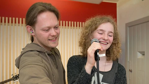 Pige foran mikrofon