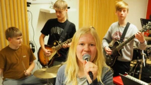 Band spiller musik