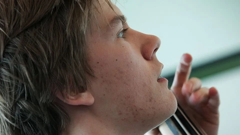 Dreng spiller musik