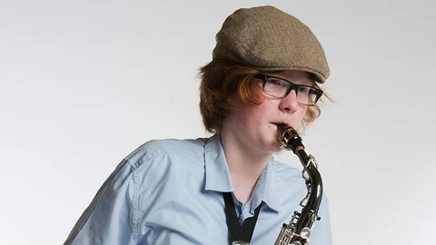 Dreng spiller blæseinstrument