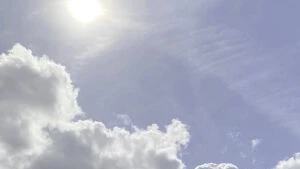 Himmel med skyer og sol
