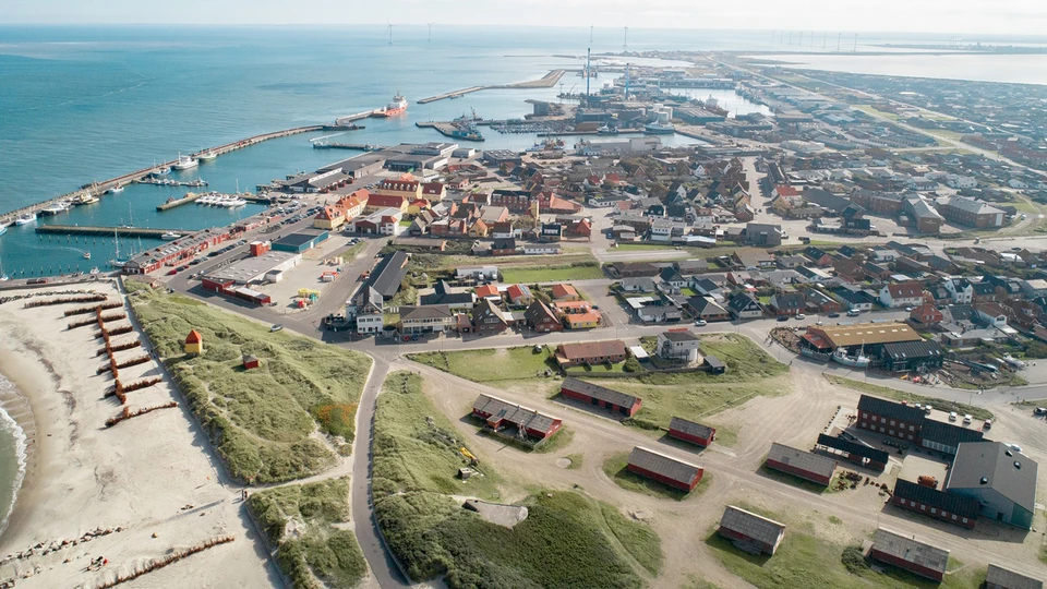 Luftfoto Thyborøn med de røde huse