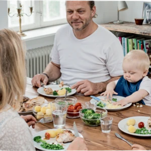 Familie ved spisebord