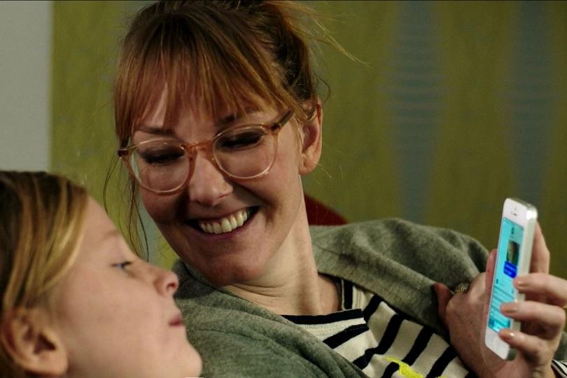 Barn og forælder med mobil