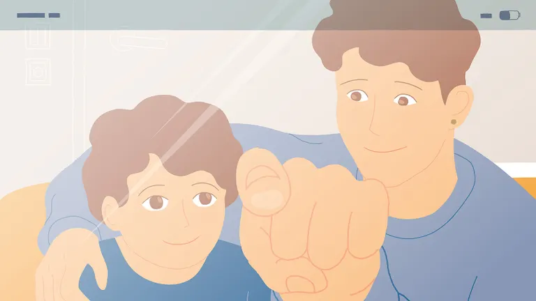 Et barn og en voksen kigger ind i en skærm.