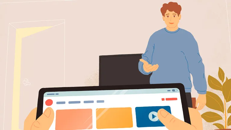 En voksen henvender sig til et barn, der sidder med en tablet.