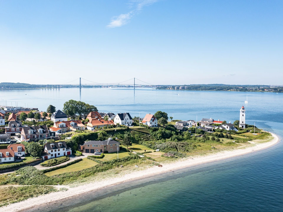 Strib Fyr med Ny Lillebæltsbro i baggrunden