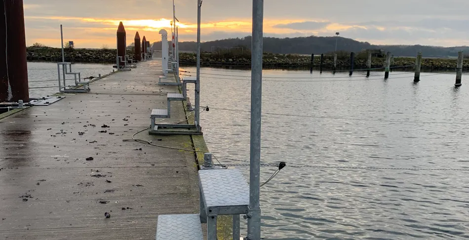 Trapper på flydebro i marina