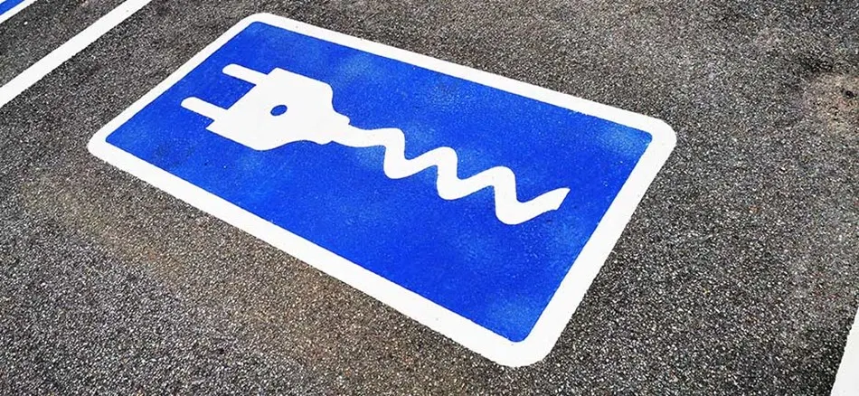 Skiltning til elbiler - fotokredit Colourbox