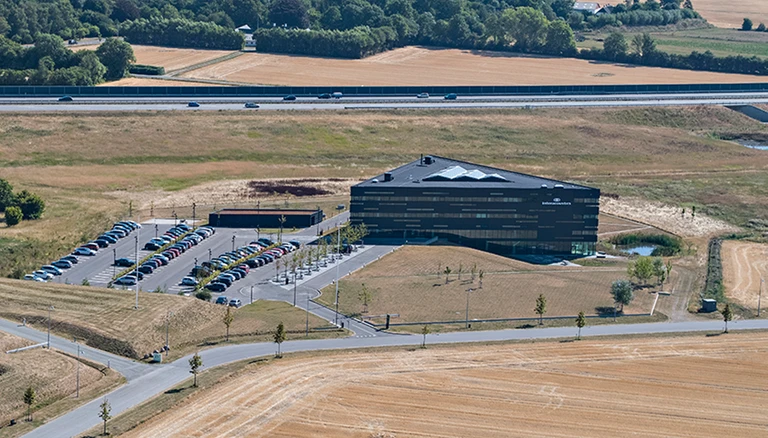 Virksomhed tæt ved motorvejen