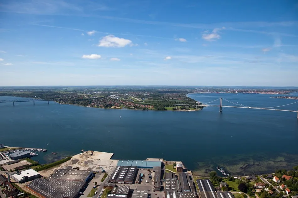 Luftfoto over Lillebæltsbroerne og Jylland