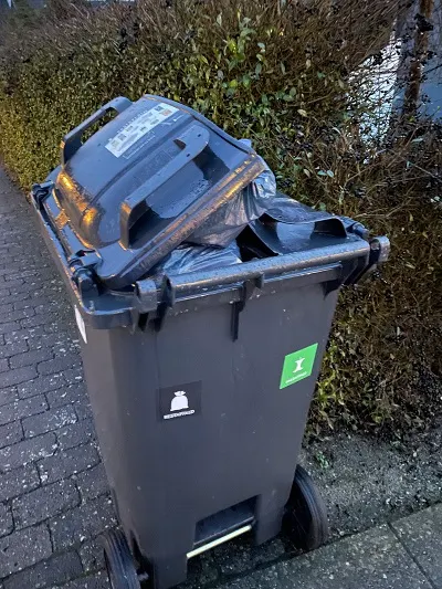Overfyldt skraldespand