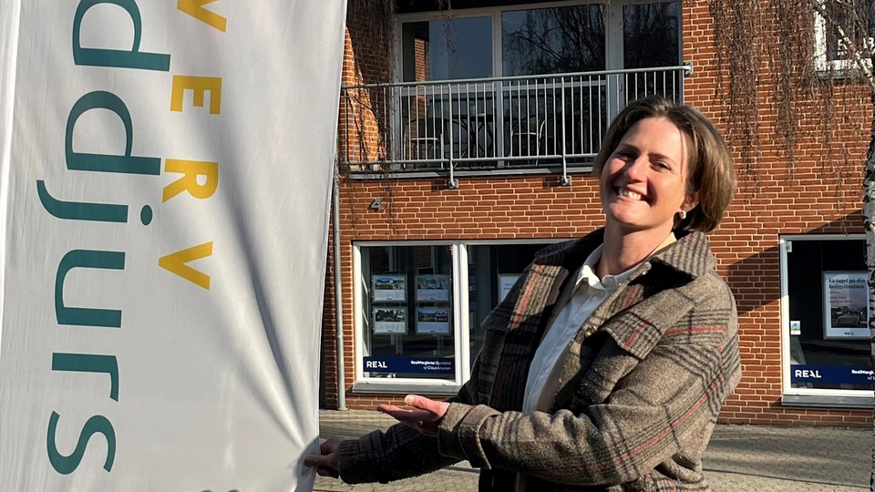 Helene Mouridsen Erhvervskonsulent foran satellitkontoret i Auning