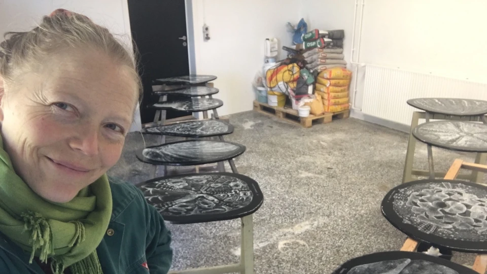 Kunstneren Dorthe Kudsk Harbo giver værkerne den sidste omgang lak