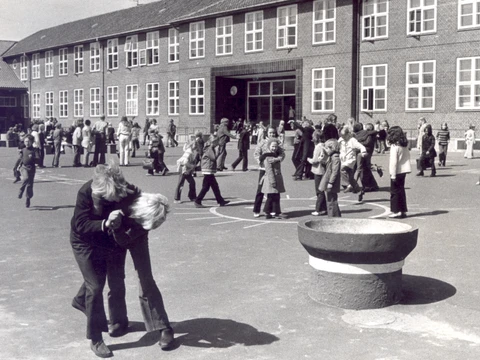 Østre skole skolegården med elever
