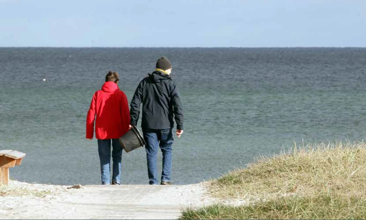 To ældre mennesker ved havet