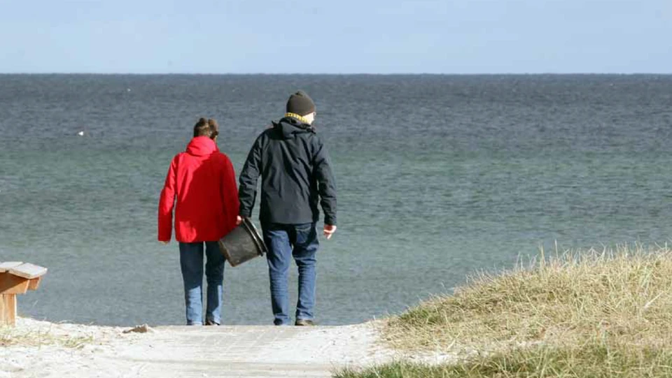 To ældre mennesker går ud mod havet
