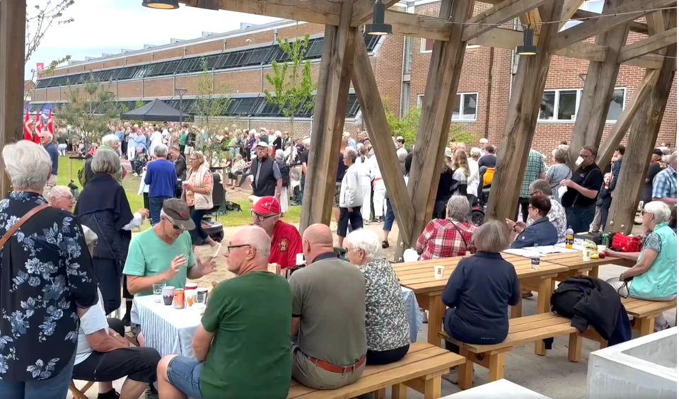 Rådhusmøllen var fuld af mennesker til indvielsen af Folkeparken