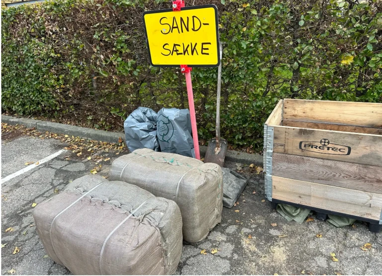 Udlevering af sand og sandsække ved Spektrum Odders p-plads