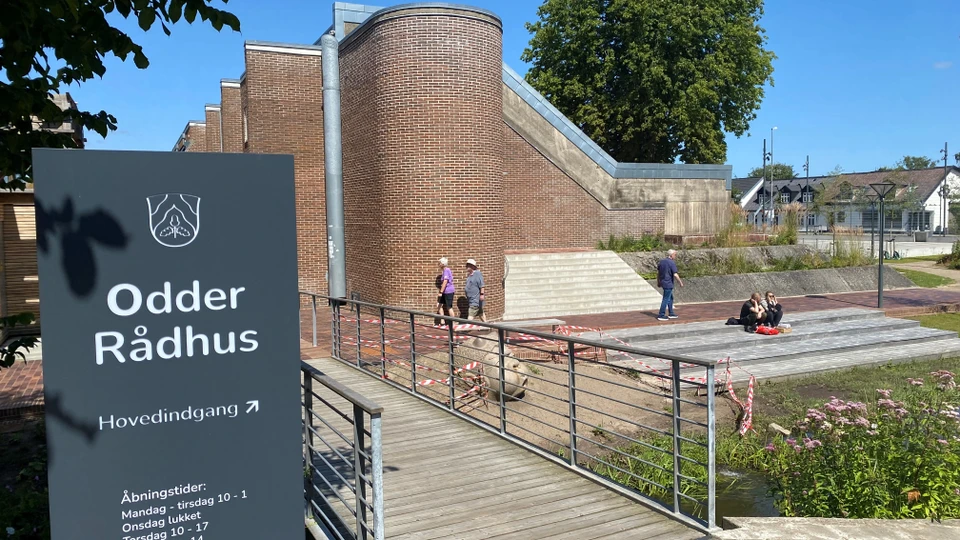 Odder Rådhus med skilt foran.