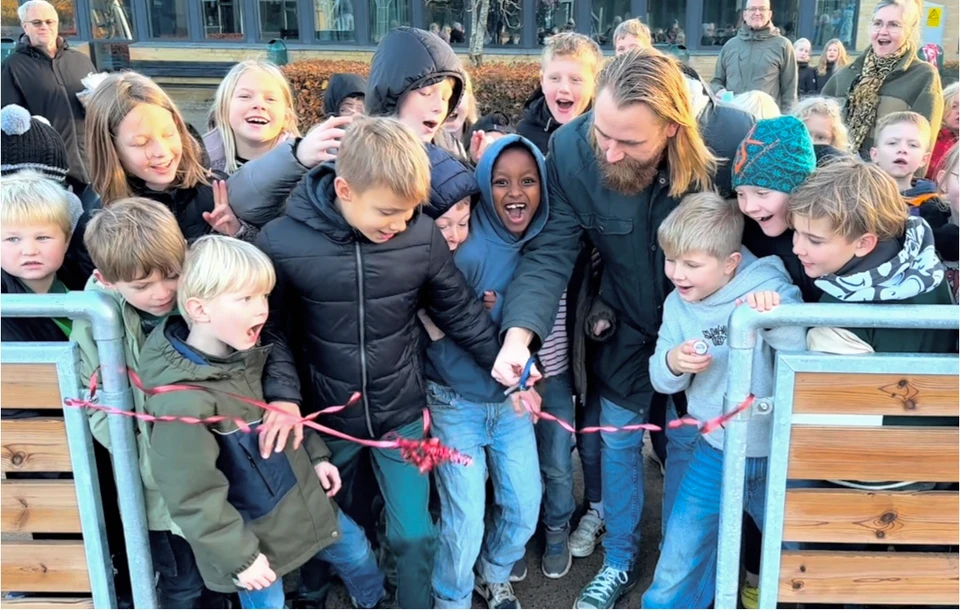 Snoren klippes til den nye multibane på Parkvejens Skole