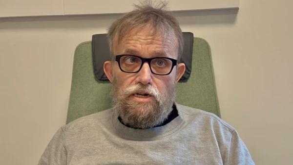Allan der har været på booster-ophold siddende i sin stue på Korttid på Sundhedshuset