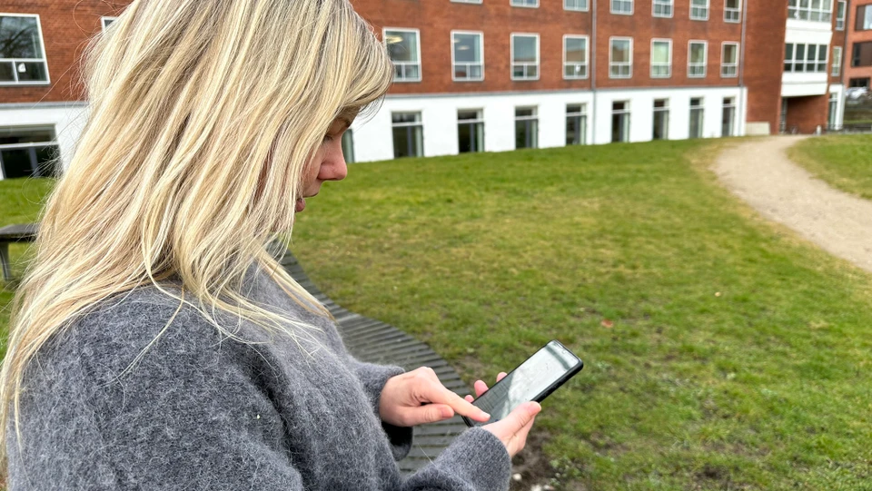 Kvinder taster på sin mobil