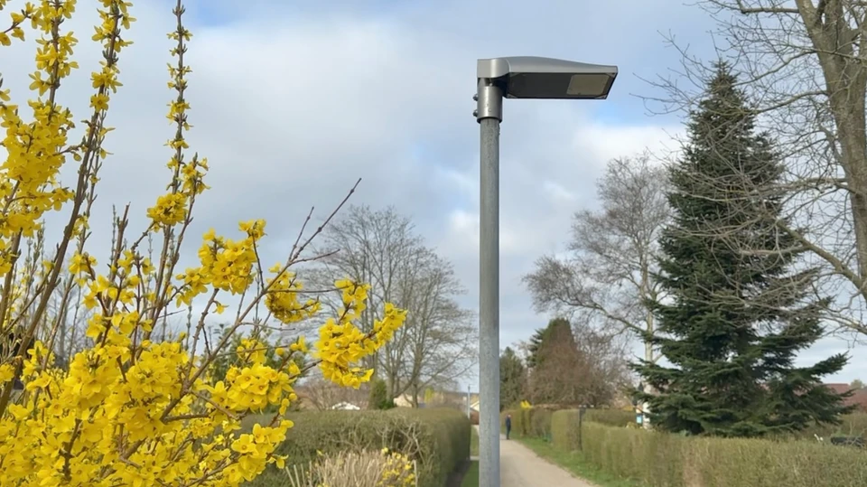 LED-lampe på en sti i et boligkvarter
