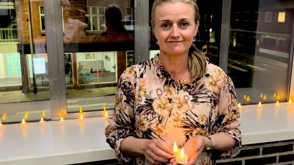 Borgmester Lone Jakobi med lys tændt på sit kontor