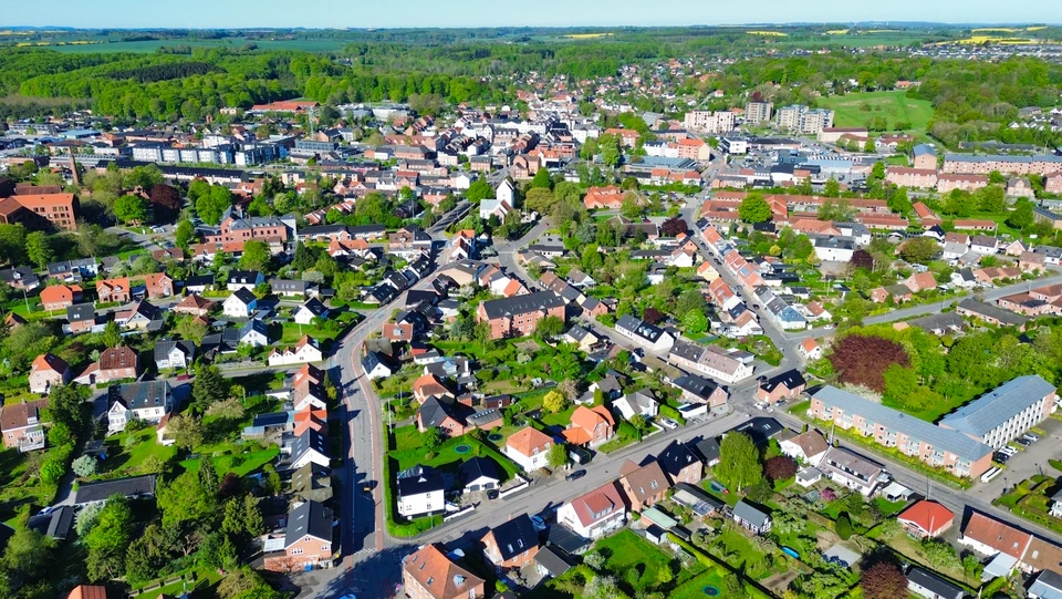 Odder by set fra drone