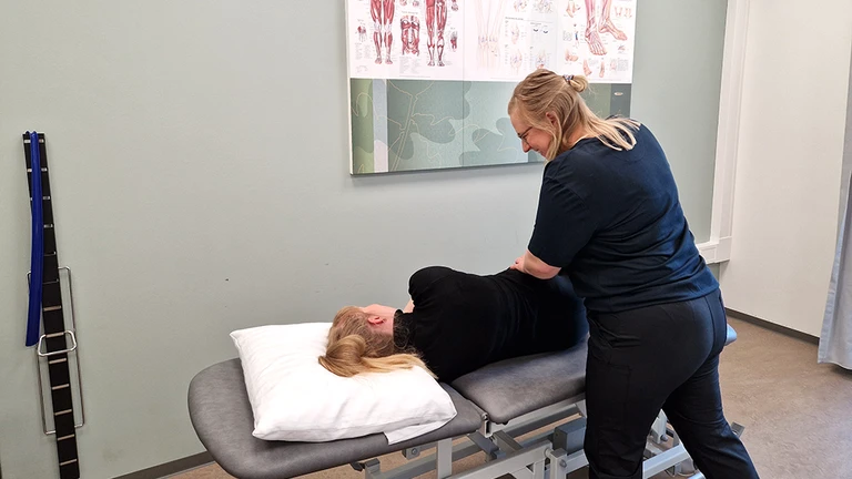 Fysioterapeut behandler patient i et af Sundhedshusets lokaler