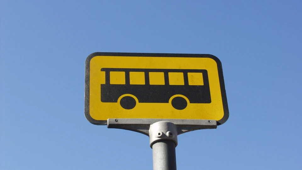 Gult skilt med en bus på.
