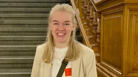 Anne-Marie Rygaard-Wiwe på trappen i Christiansborg