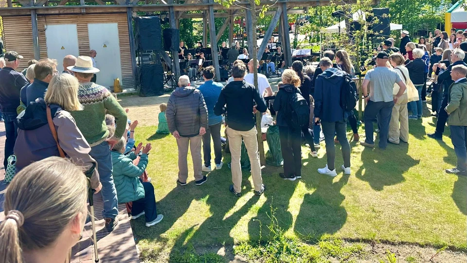 Tilskuere til Musikskolens sommerkoncert i Folkeparken
