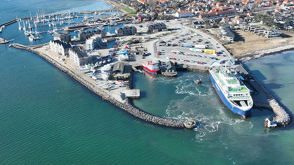 Hou Havn med Tunø- og Samsøfærgen set fra luften