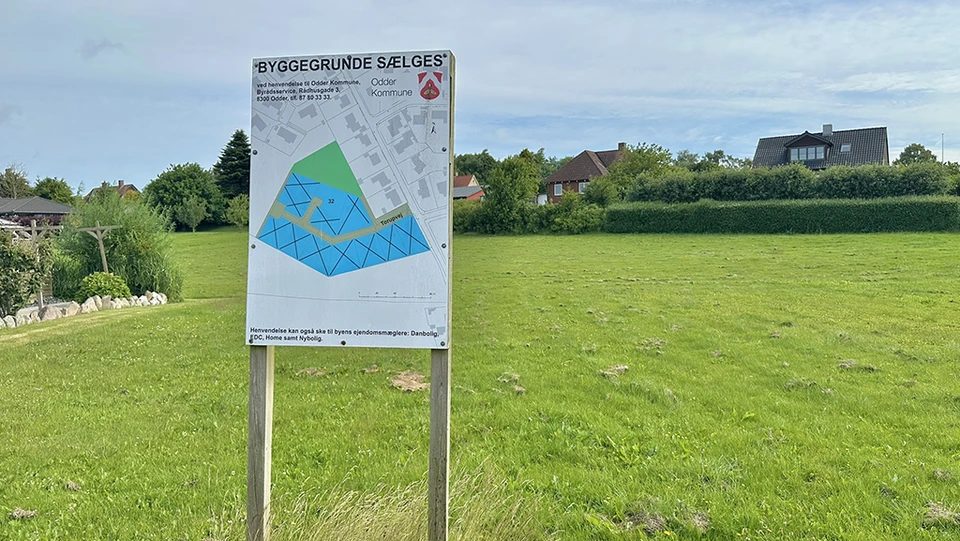 Skilt der fortæller om byggegrunde til salg ved udstykning i Hundslund