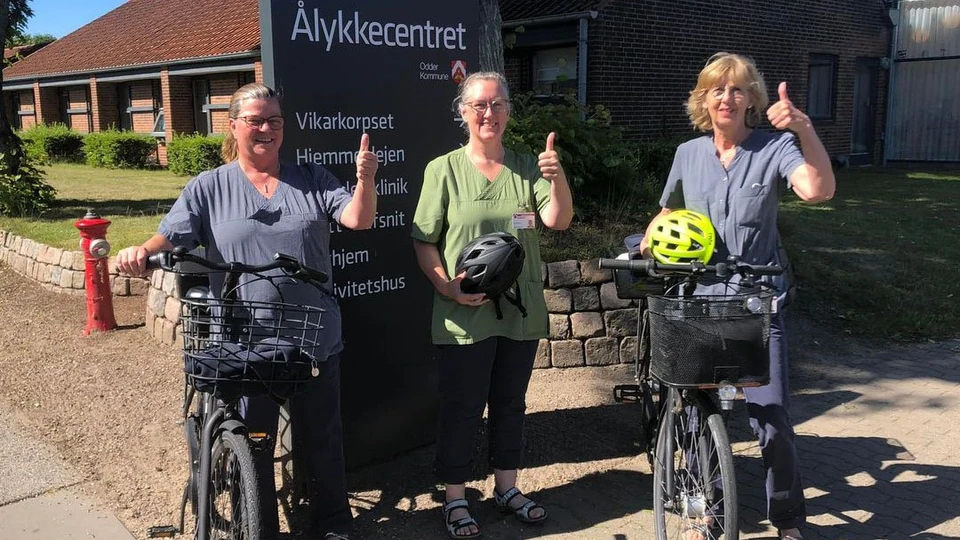 Tre hjemmeplejere foran Ålykkecentret