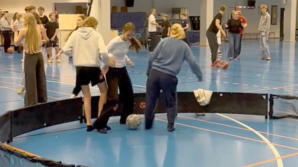 Tre piger spiller fodbold til Åben Hal