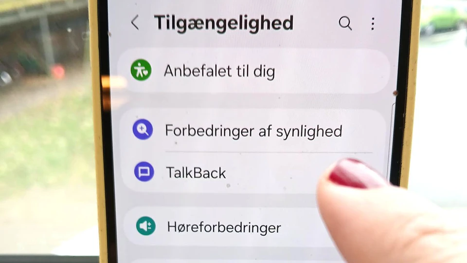 Mobil hvor tilgængelighedsfunktionerne står på skærmen